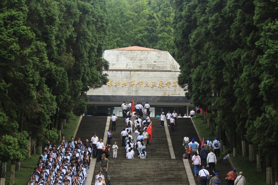 6月10日，全體員工參觀井岡山革命烈士陵園，并向革命烈士陵園敬獻花圈。