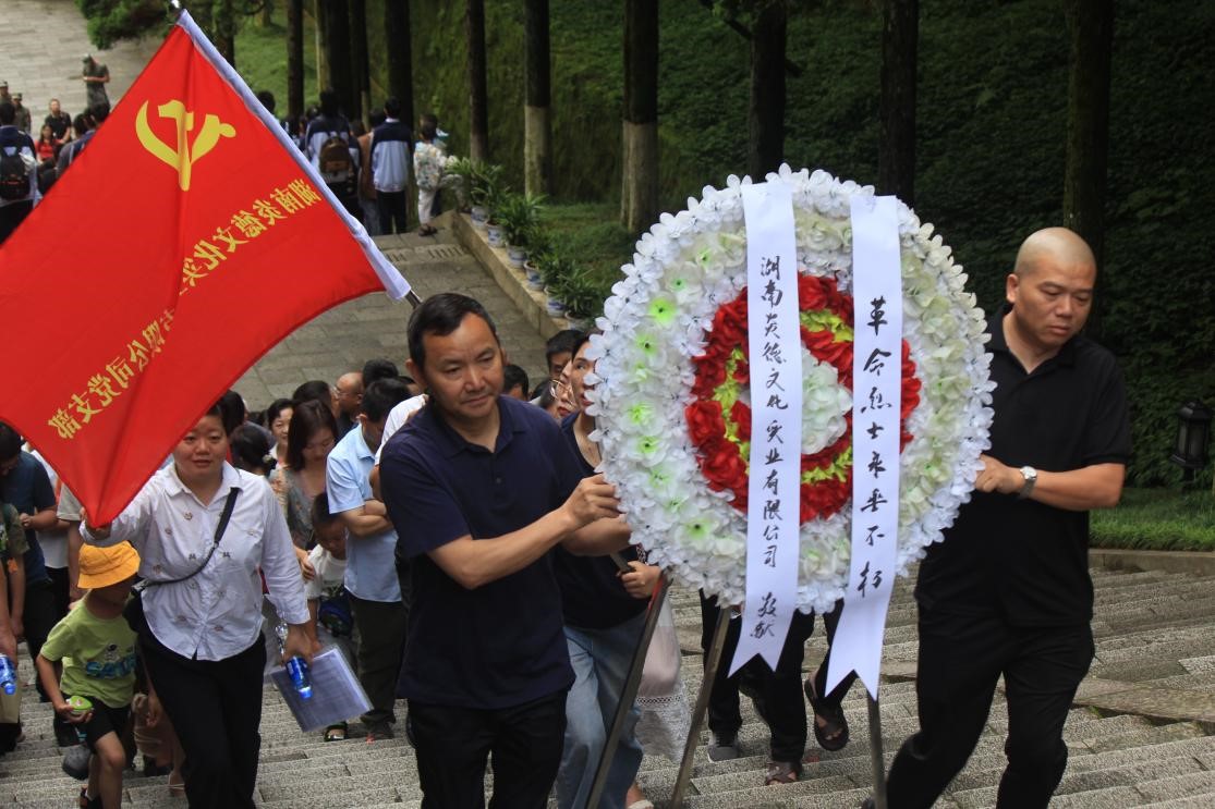 6月10日，全體員工參觀井岡山革命烈士陵園，并向革命烈士陵園敬獻花圈。